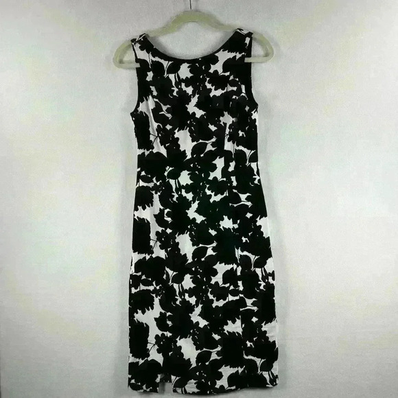 White House Black Market Dresses & Skirts - White House Black Market Dress Women’s Size 4 Black/White Floral Sheath